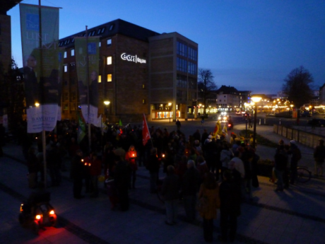 Mahnwache am La-Spezia-Platz, Abenddämmerung vor dem Gebäude der E-On