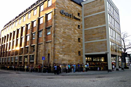 Menschenkette vor dem E.ON Gebäude in Bayreuth