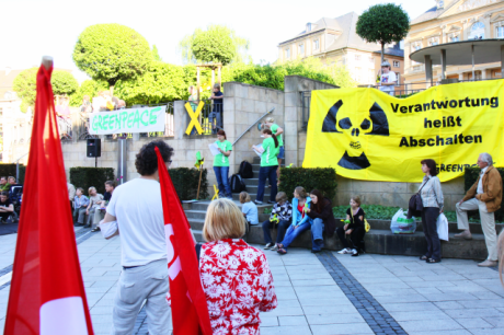 Greenpeace-Rednerinnen vor dem Transparent "Verantwortung heißt Abschalten"