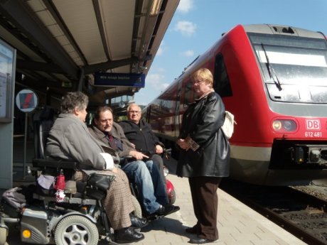 Helmut Perschon und weitere Rollstuhlfahrer auf Bahnsteig 1